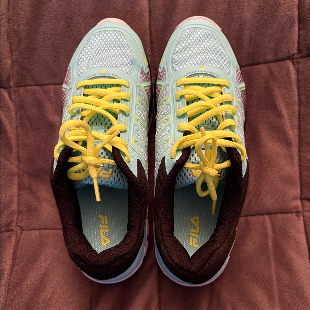 BIG GIRLS' FILA SUPERSTRIDE 6 RUNNING SHOES- size 4 no box. Woren once